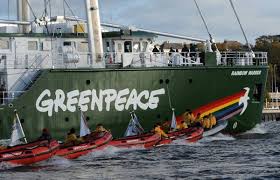 La marina militare spagnola contro gli attivisti di Greenpeace : doppia interrogazione al Governo