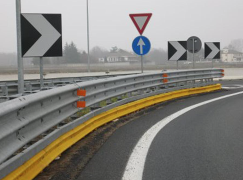 Questo fine settimana installiamo guardrail sicuri per i motociclisti!