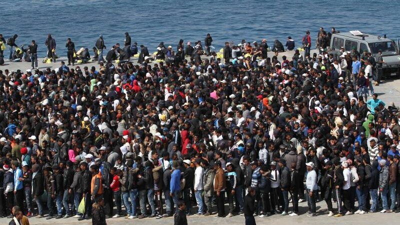 Immigrazione: M5S, governo responsabile se Italia dimenticata da Ue
