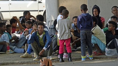 Migranti, “Risolvere emergenza alla fonte, non con muri in Ue”
