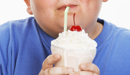 Zuccheri, grassi, malattie: il M5S dice basta all’alimentazione schiava del marketing