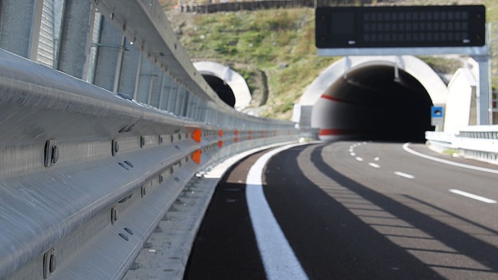 Autostrade: Strade più sicure con nuove linee guida Mit su barriere di sicurezza