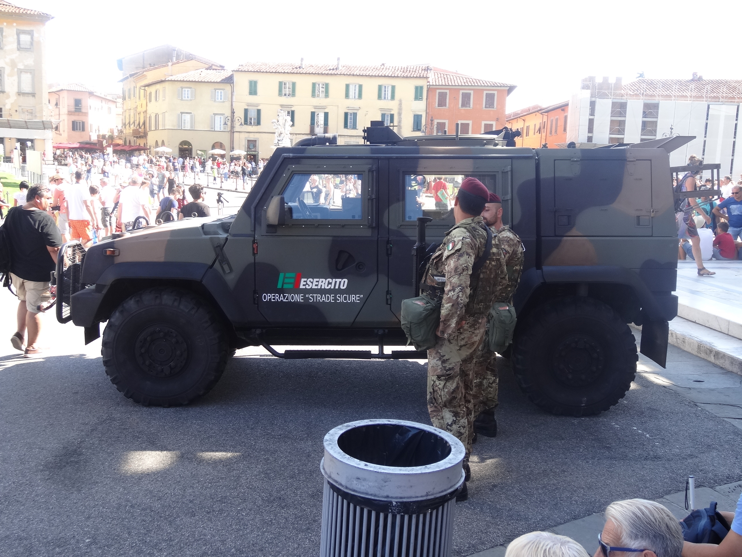 2016_Piazza_dei_Miracoli_(Pisa)_-_Soldiers_2.jpg
