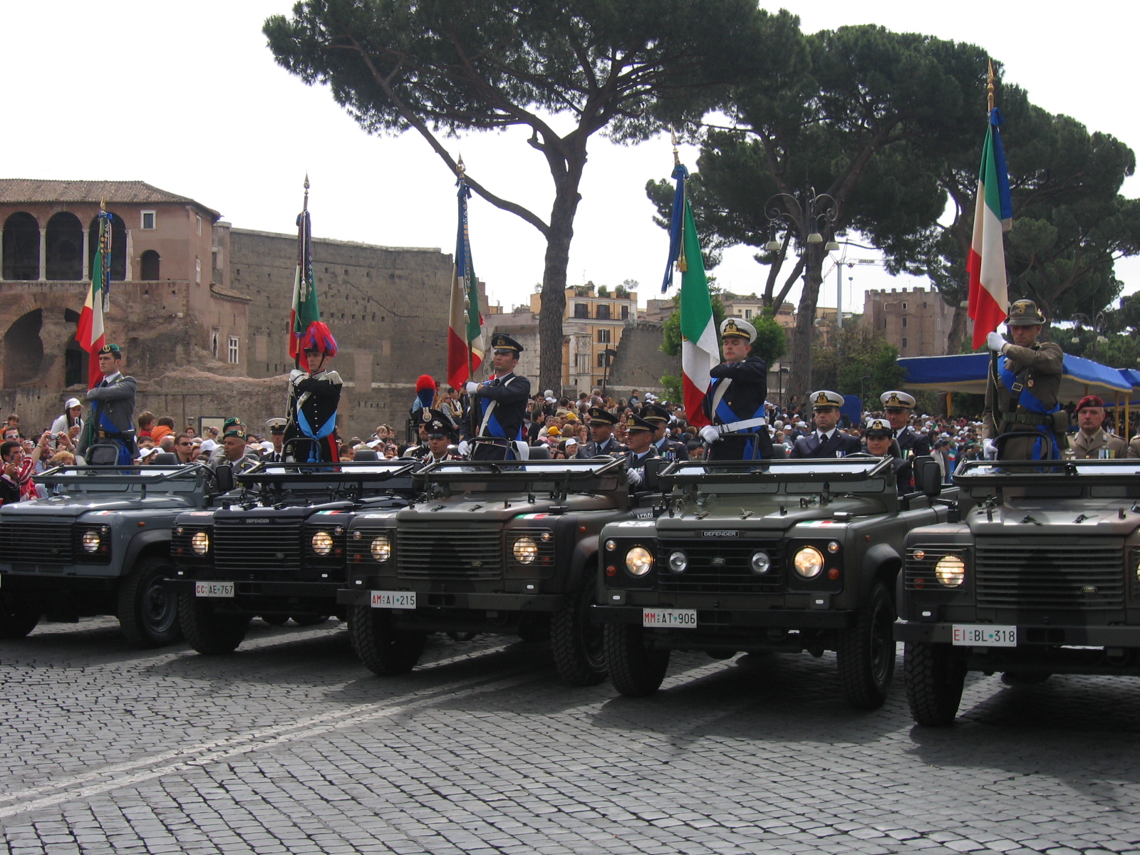 Bandiere_di_guerra_delle_Forze_armate_e_della_Guardia_di_Finanza_2006.jpg