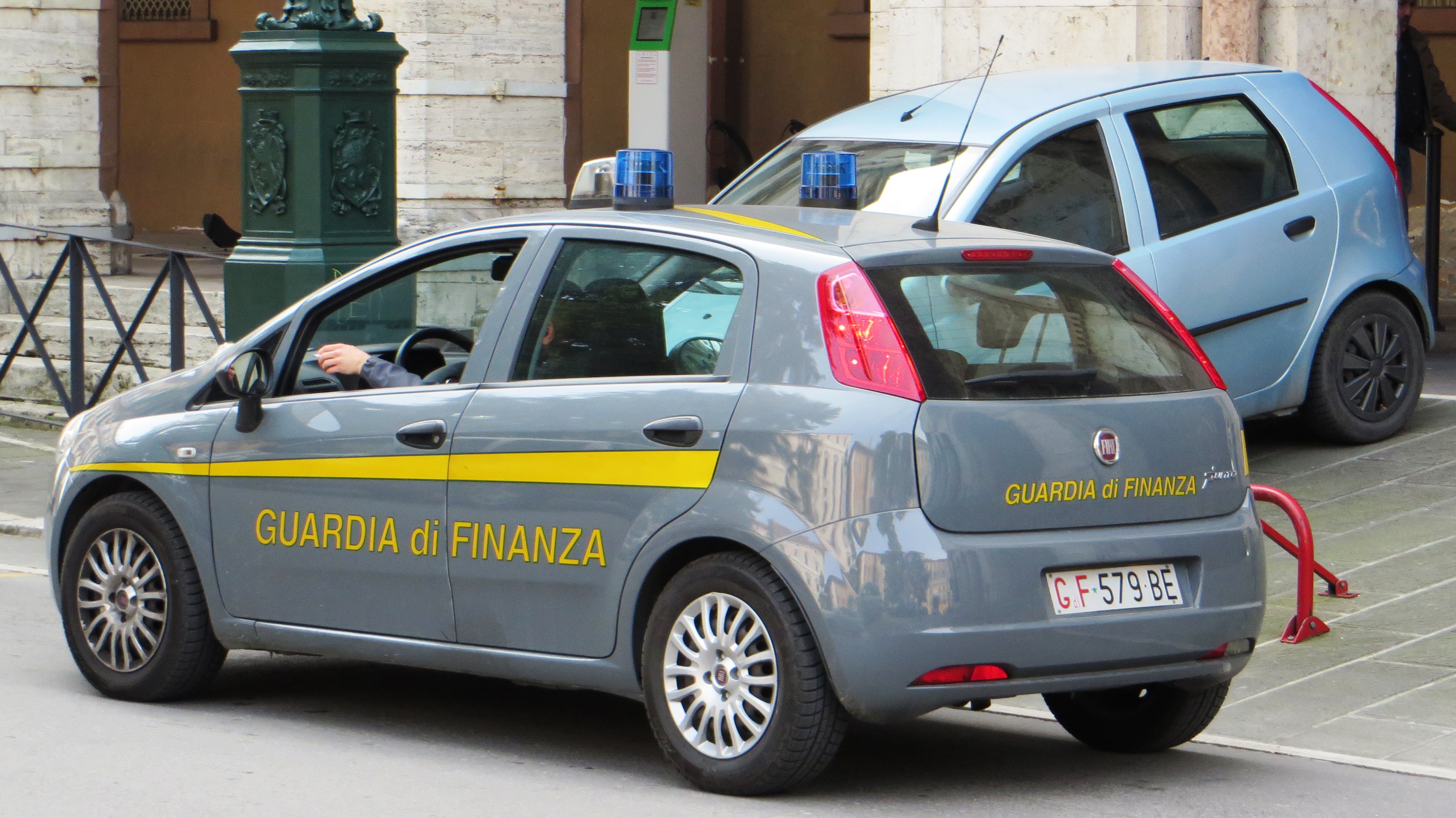 Guardia_di_Finanza_car.JPG