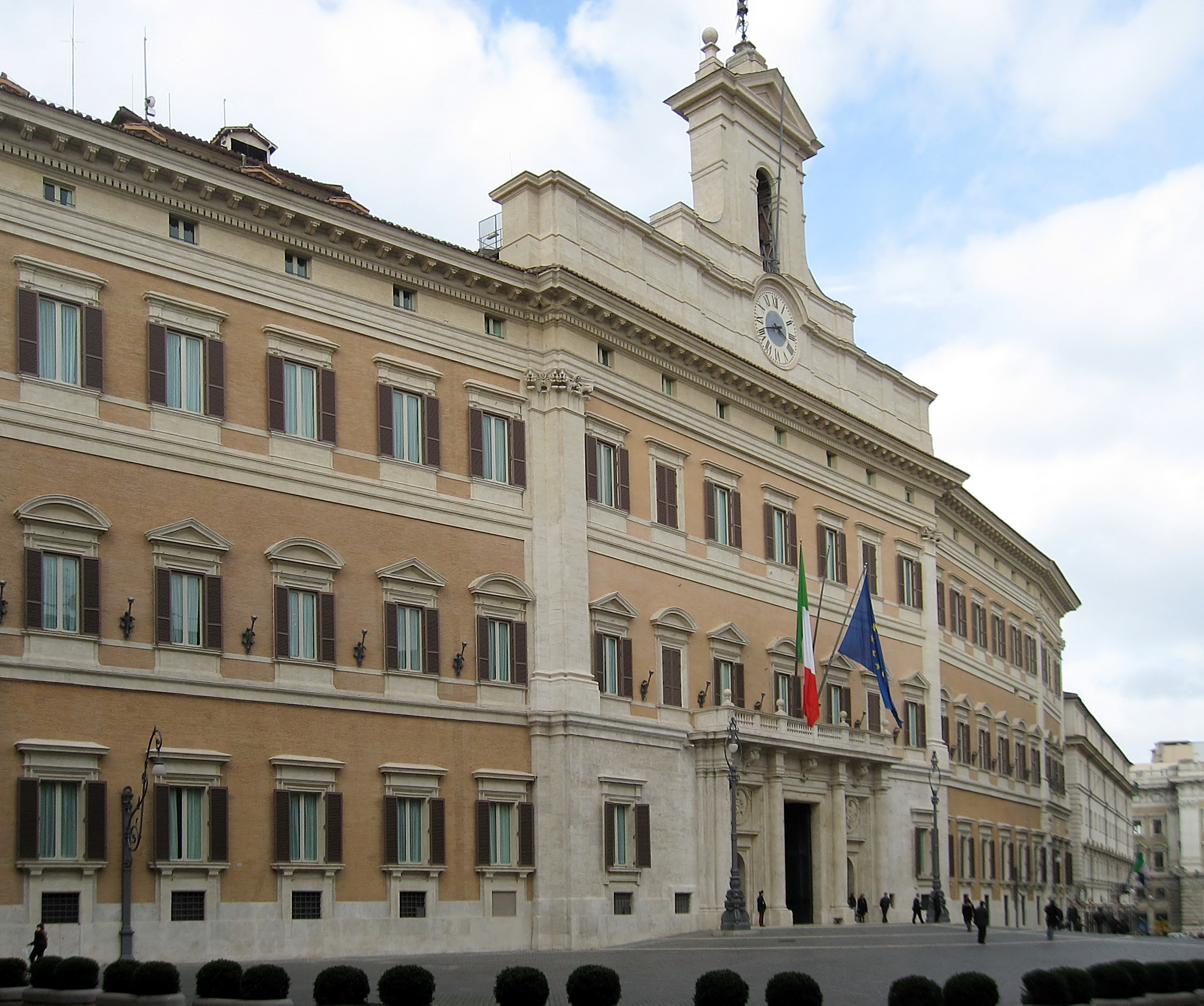 Palazzo_Montecitorio_Rom_2009.jpg